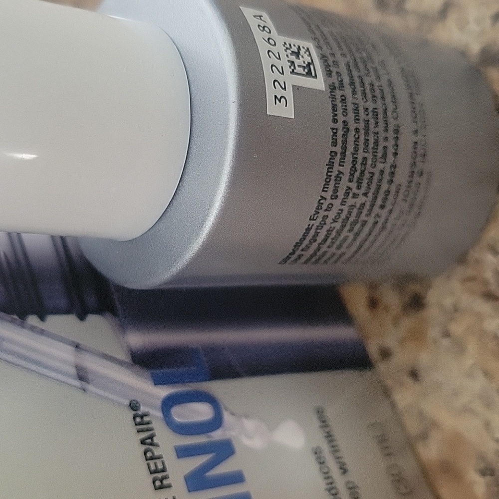 Neutrogena Silver Retinol Serum & Face Oil - Picture 3 of 5